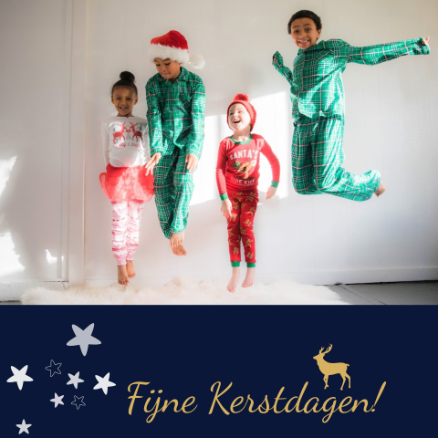 Originele kerstkaart marineblauw met glow in the dark sterren