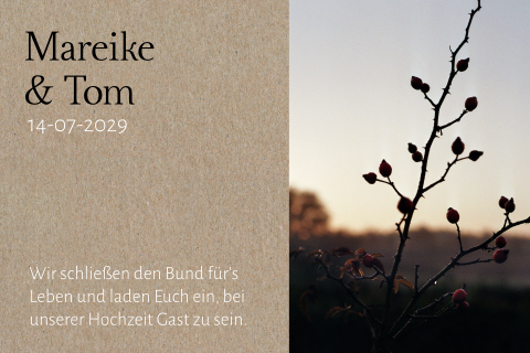 Hochzeitseinladung im Kraftpapierlook in schwarz weiß mit analogem Foto