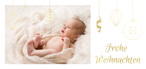 Veredelte Babyfoto-Weihnachtskarte mit Christbaumkugeln in Gold