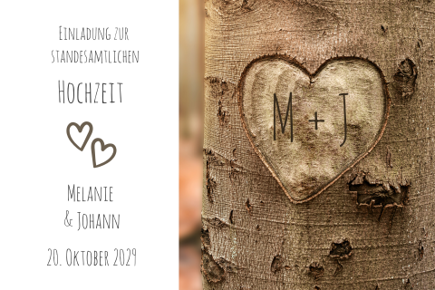Schlichte Hochzeitseinladung in weiß mit Herz im Baumstamm
