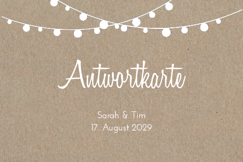 Schlichte Antwortkarte zur Hochzeit aus Kraftpapier mit Lichterkette