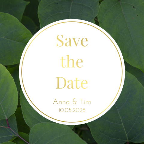 Quadratische Save the Date Karte mit grünen Blättern und Goldfolie