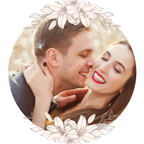 Rundes Willkommensschild zur Hochzeit mit Foto und Blumen in beige