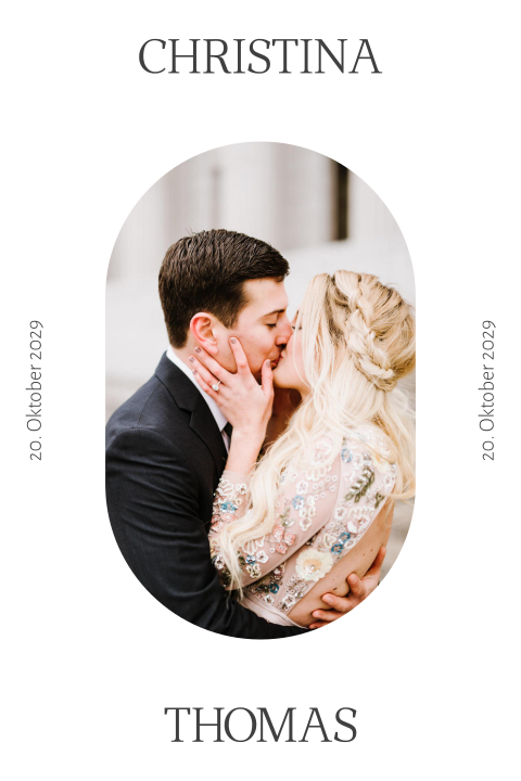 Schlichte Hochzeitseinladung in schwarz weiß mit oval gerahmten Foto