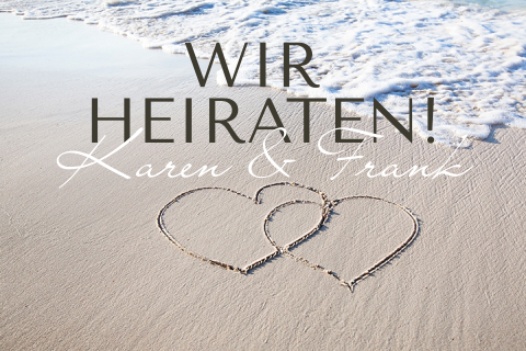 Romantische Hochzeitskarte mit Herzen im Sandstrand