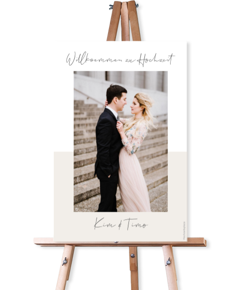 Willkommensschild zur Hochzeit in beige im modernen Design mit Foto