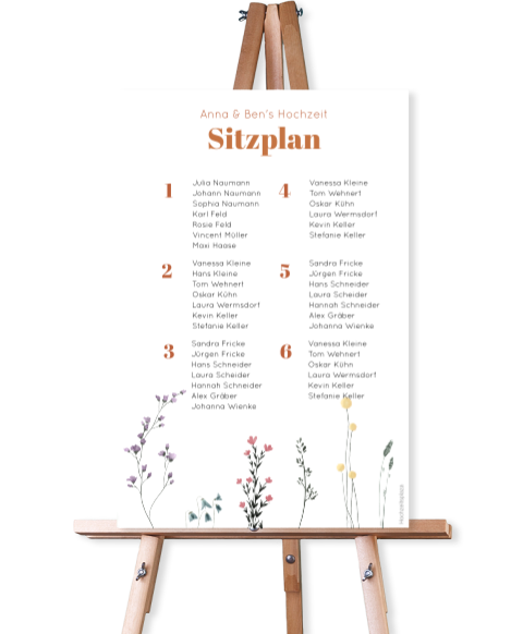 Weißer Sitzplan stehend für die Hochzeit mit bunter Blumenwiese