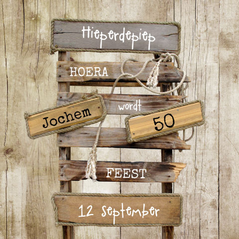 Stoere verjaardagsuitnodiging met wegwijzer op hout