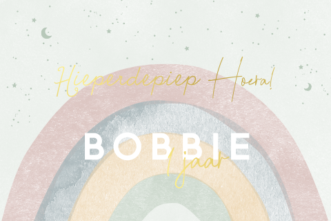 Lieve uitnodiging met regenboog van aquarel en goudfolie letters