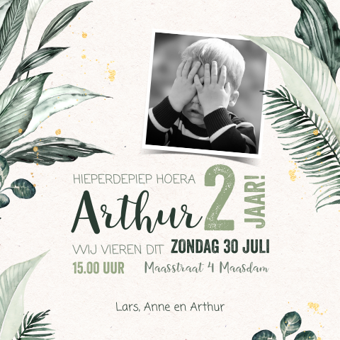 Hippe uitnodiging 2e verjaardag jongen met foto en bladeren