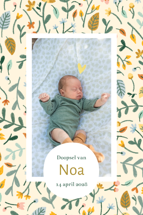 Hip en lief doopkaartje met getekende bloemen en blaadjes