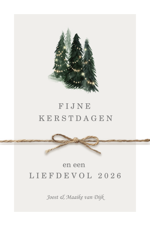 Kerstkaart met kerstbomen en touwtje