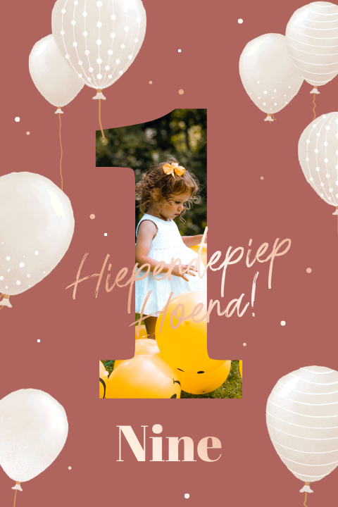 Hippe uitnodiging met cijfervorm en ballonnen