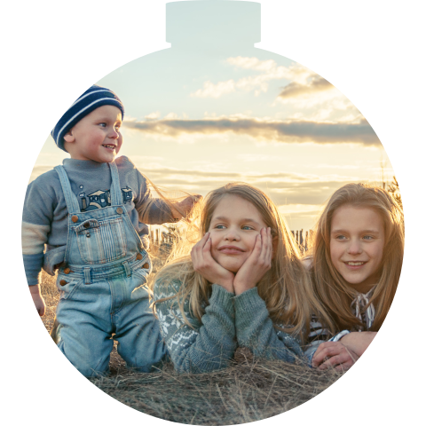 Zelf maken foto-kerstkaart in een vorm van een kerstbal