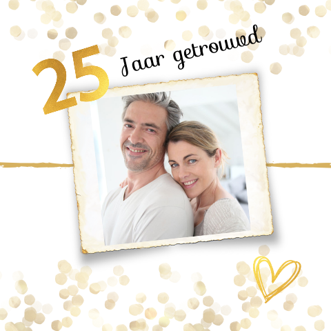 Stijlvolle uitnodiging 25 jarig huwelijk met goudlook confetti en foto