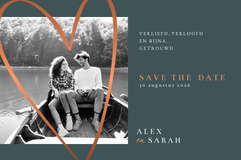 Save the date kaart met foto en groot hart op petrol achtergrond