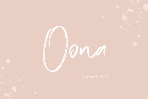 Trendy geboortekaartje met krijt letters en verfspetters