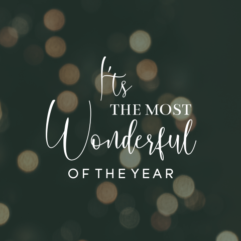 Stijlvolle kerstkaart met lichtjes en donkergroene achtergrond