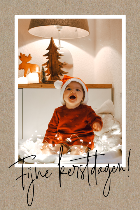 Kraft-look kerstkaart met foto in wit kader en leuke lettertypes