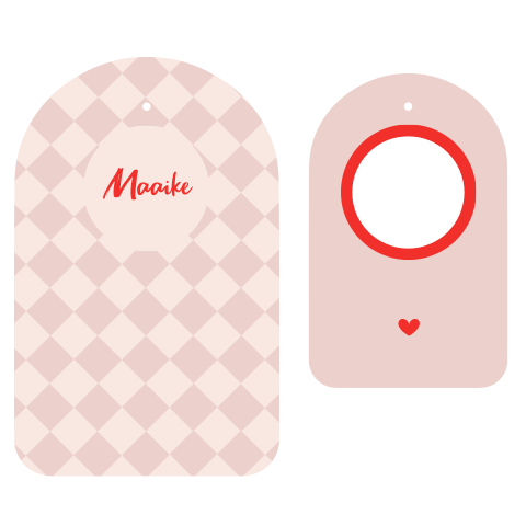 Label geboortekaartje met doorkijkje, roze ruitjes en rode details