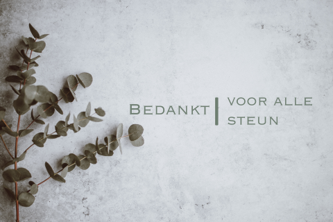 Rouw bedankkaart met eucalyptus takjes op marmer