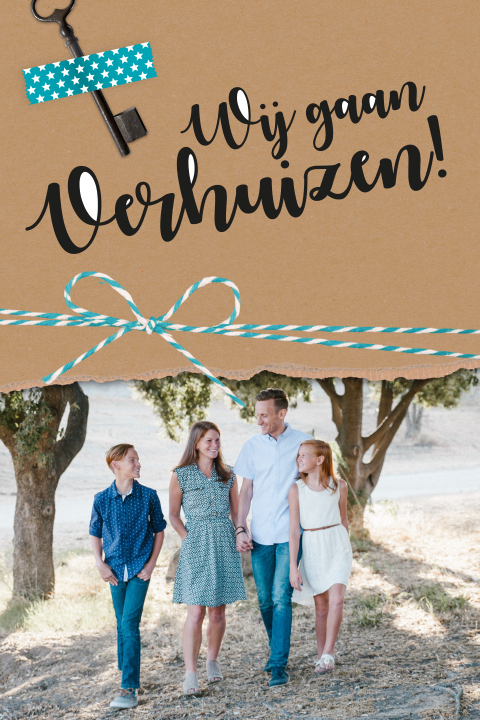 Hippe verhuiskaart met kraftpapier foto en sleutel