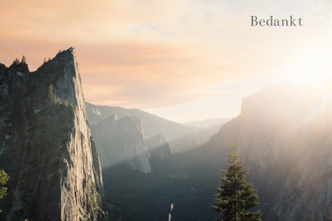 Rouw bedankkaart met bergen landschap en foto