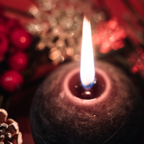 Sfeervolle kerstkaart met kaars