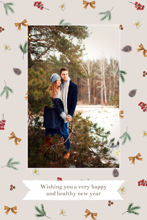 Kerstkaart met foto en een patroon van kersttakken en bessen