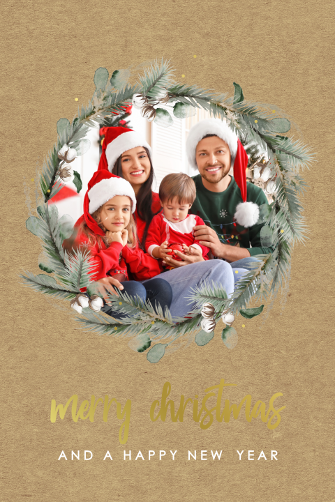 Hippe kerstkaart met foto in kerstkrans en goudfolie