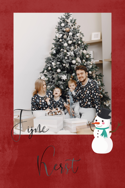 Kerstkaart in polaroid-look met rode achtergrond en foto