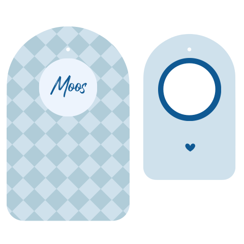 Tweedelig geboortekaartje met doorkijkje en blauwe ruitjes