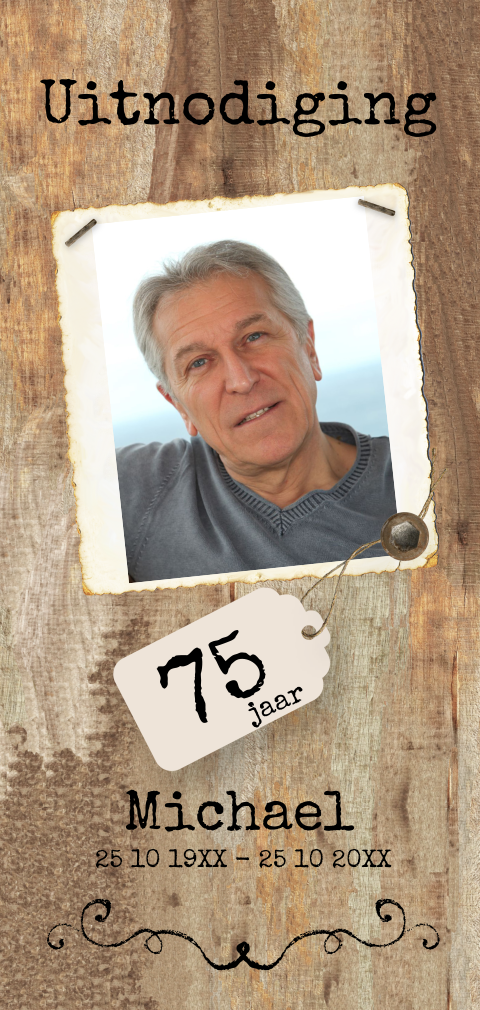 Stoere uitnodiging voor verjaardag man met foto en label op hout