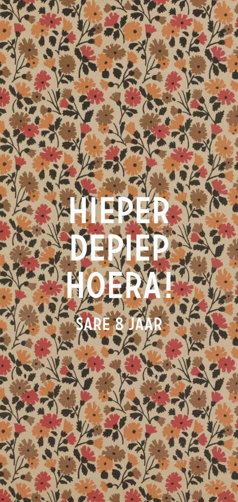 Verjaardagskaart met bloemenachtergrond en vrolijke tekst in het wit