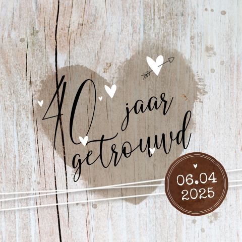 Stoere jubileum uitnodiging 40 jaar met hart op houten achtergrond