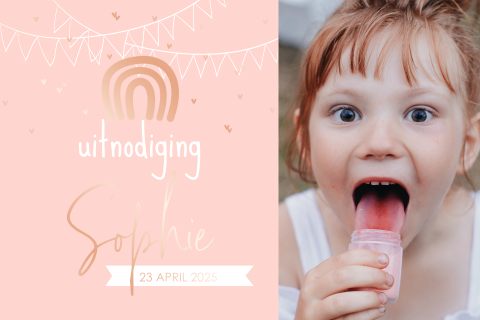 Roségoudfolie uitnodiging meisje met regenboog en hartjes