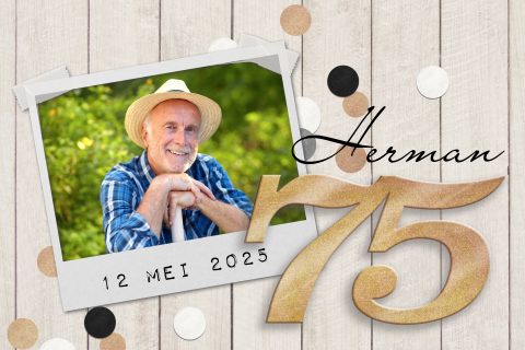 Uitnodiging 75 jaar met foto en confetti op houten achtergrond