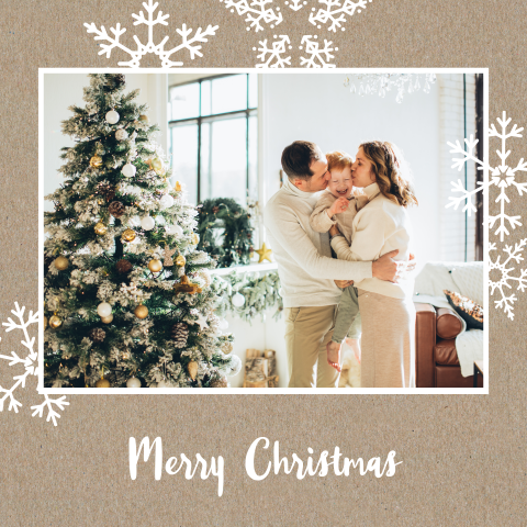 Kraft-look kerstkaart met sneeuwvlokken en foto