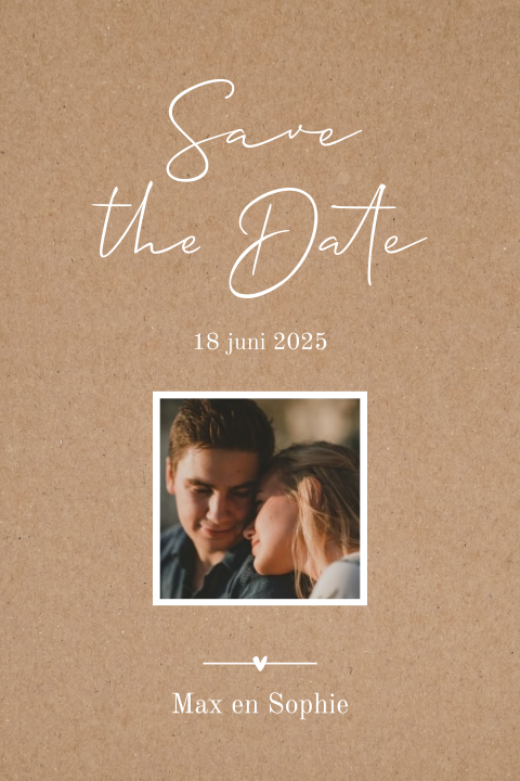 Save the date kaart in kraft-look met foto en wit hartje