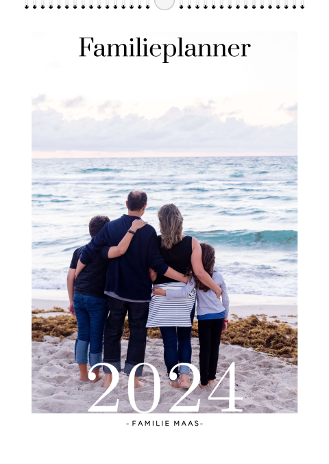 Familiekalender wit met foto's en grijze rand bij de maanden