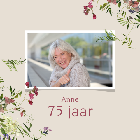 Uitnodiging 75 jaar met foto en bloemen