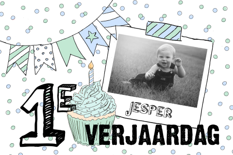 Verjaardagsuitnodiging 1 jaar jongetje met foto cupcake en slingers