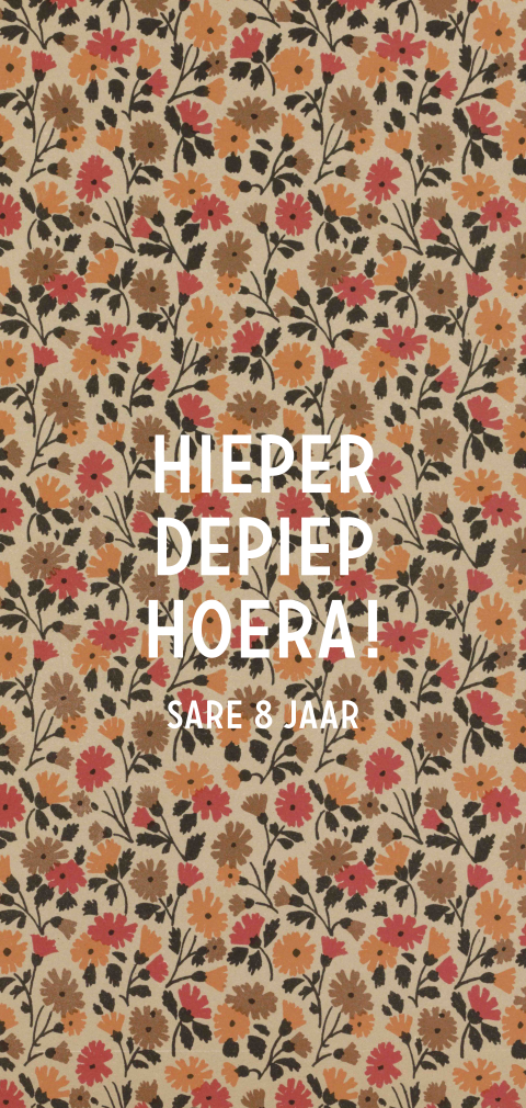 Verjaardagskaart met bloemenachtergrond en vrolijke tekst in het wit