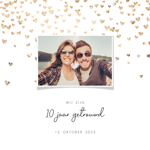 10 jaar getrouwd uitnodiging met polaroid en gouden hartjes
