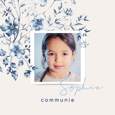 Communiekaart met blauwe bloemen en foto op beige achtergrond