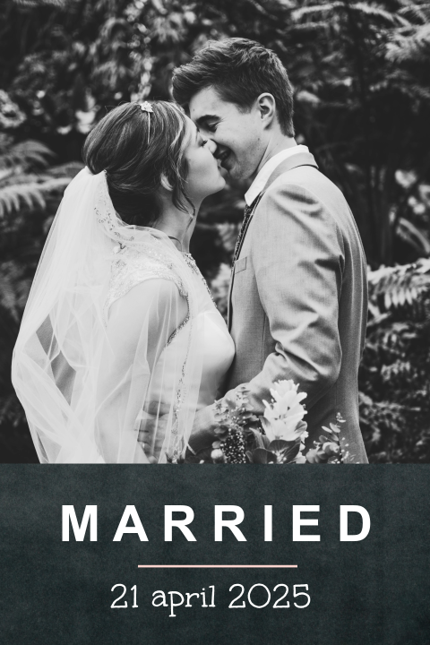 Kaart "we've got married" met foto op krijtbord