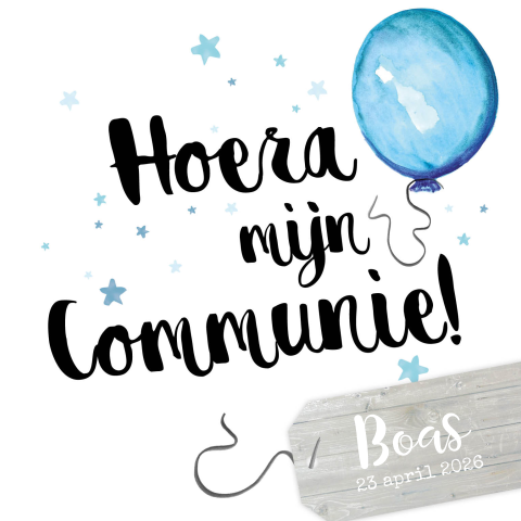 Vrolijke uitnodiging communie jongen met blauwe ballon en label