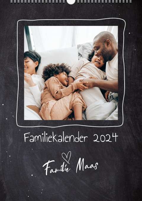 Familiekalender in zwarte krijtbord-look met foto's A3 staand formaat