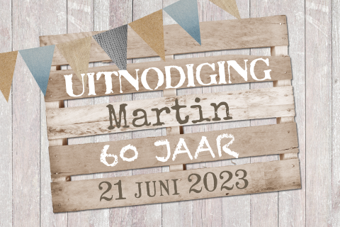 Stoere uitnodiging 60 jaar met slingers op hout