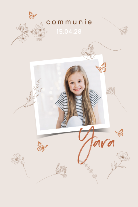 Mooie communiekaart met bloemen en foto op roze achtergrond